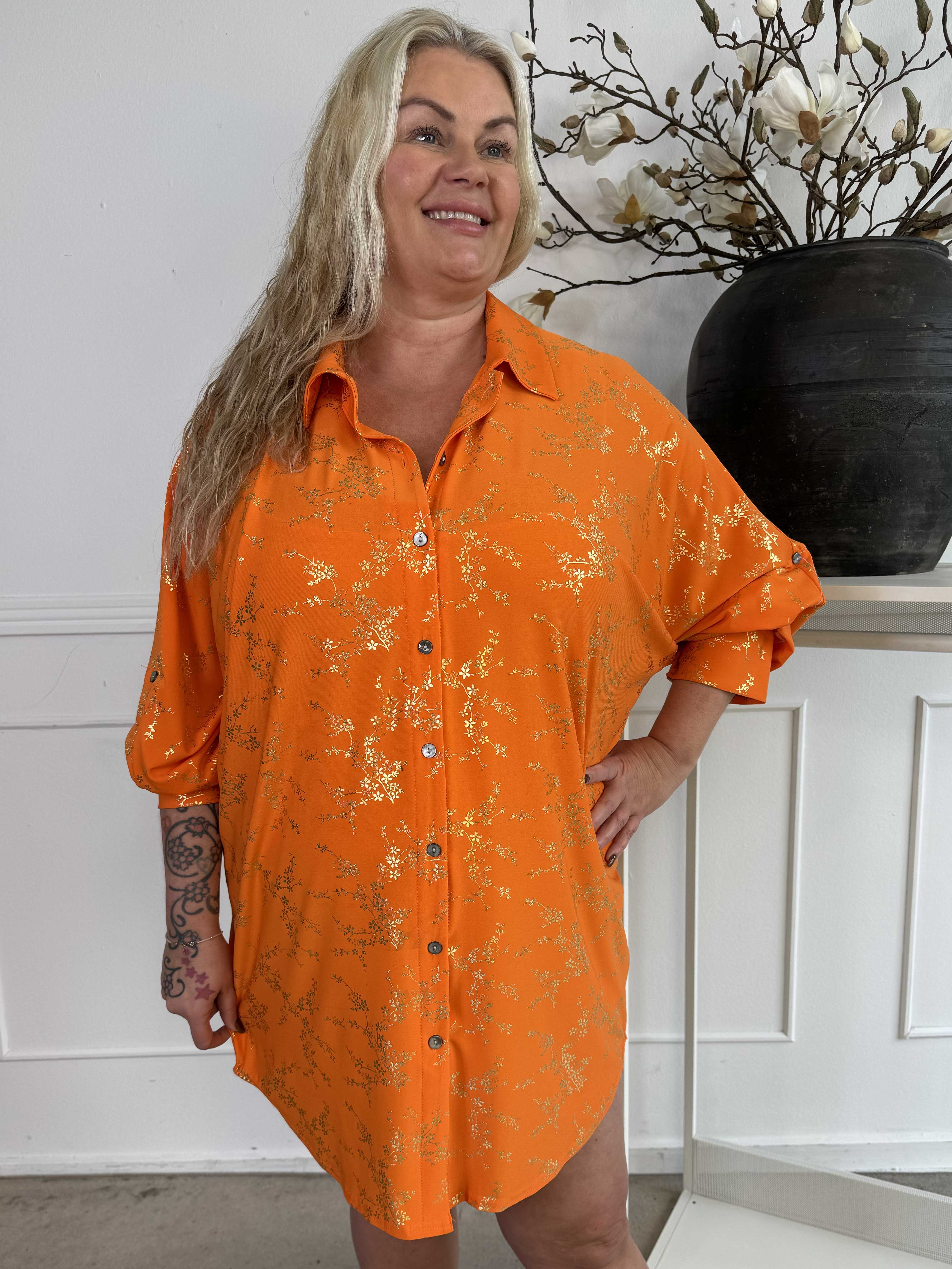 Mia Gold - Skjortklänning i plus size med resår och gulddetaljer